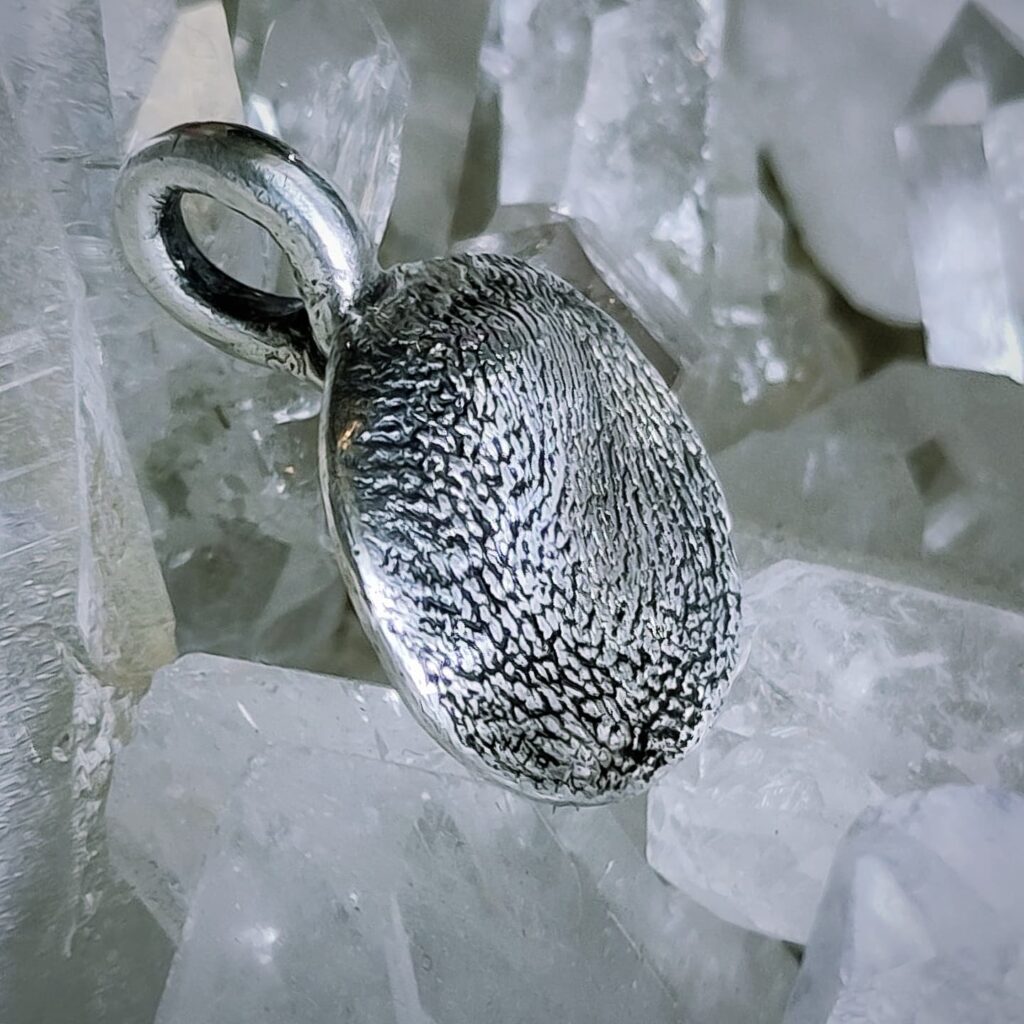 Abdruck Oberflächenstruktur Hundepfote mit handgefertigter Öse