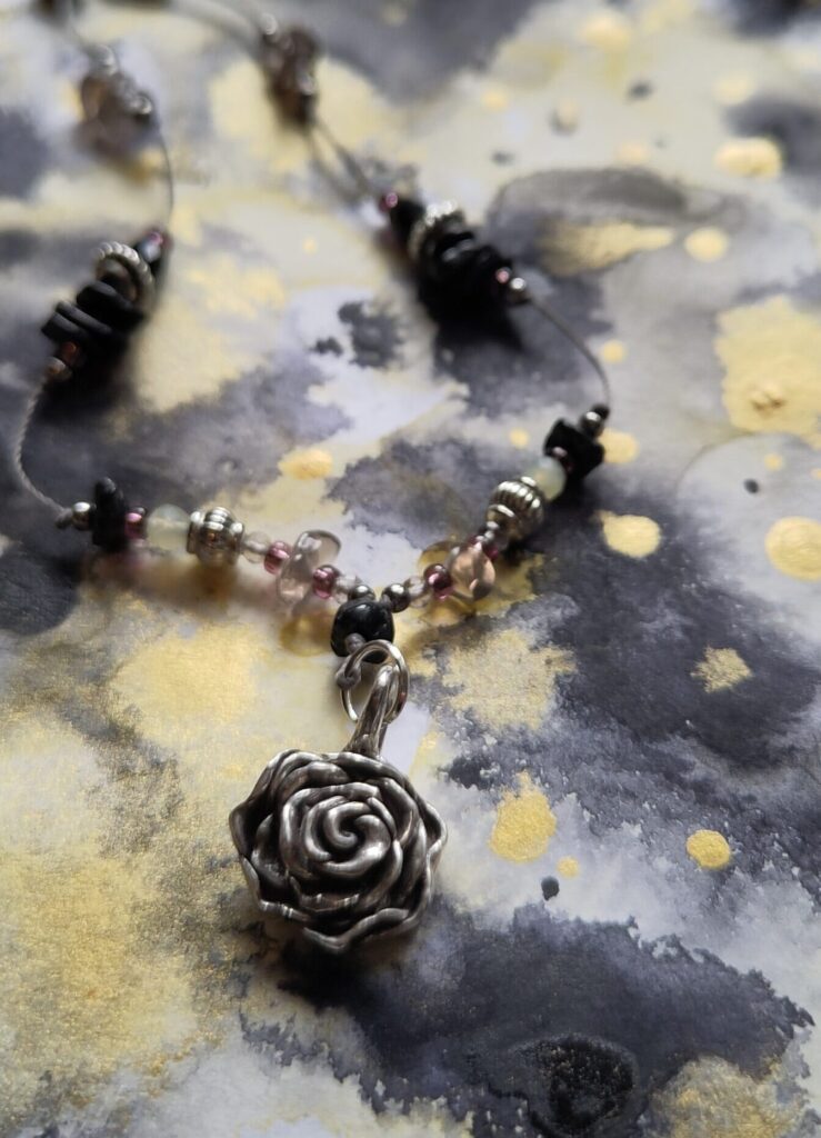 Silberanhäger Rose für Shakti mit Edelsteinhalskette